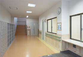 システム建築施工事例:養護学校、校舎、入口