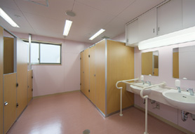 システム建築施工事例:養護学校、校舎、トイレ個室