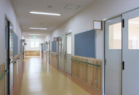 システム建築施工事例:養護学校、校舎、廊下